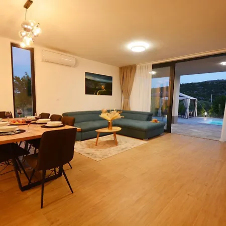 House - Naklice Villa
